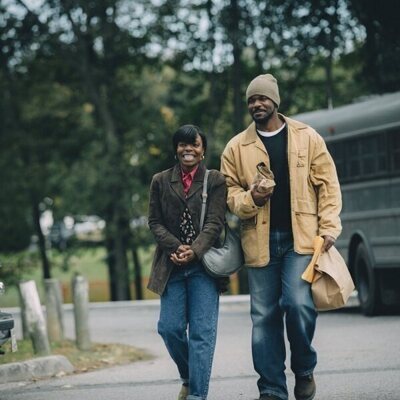 Foto de Jovan Adepo y Marsha Stephanie Blake en el 1x03 de 'Así nos ven'