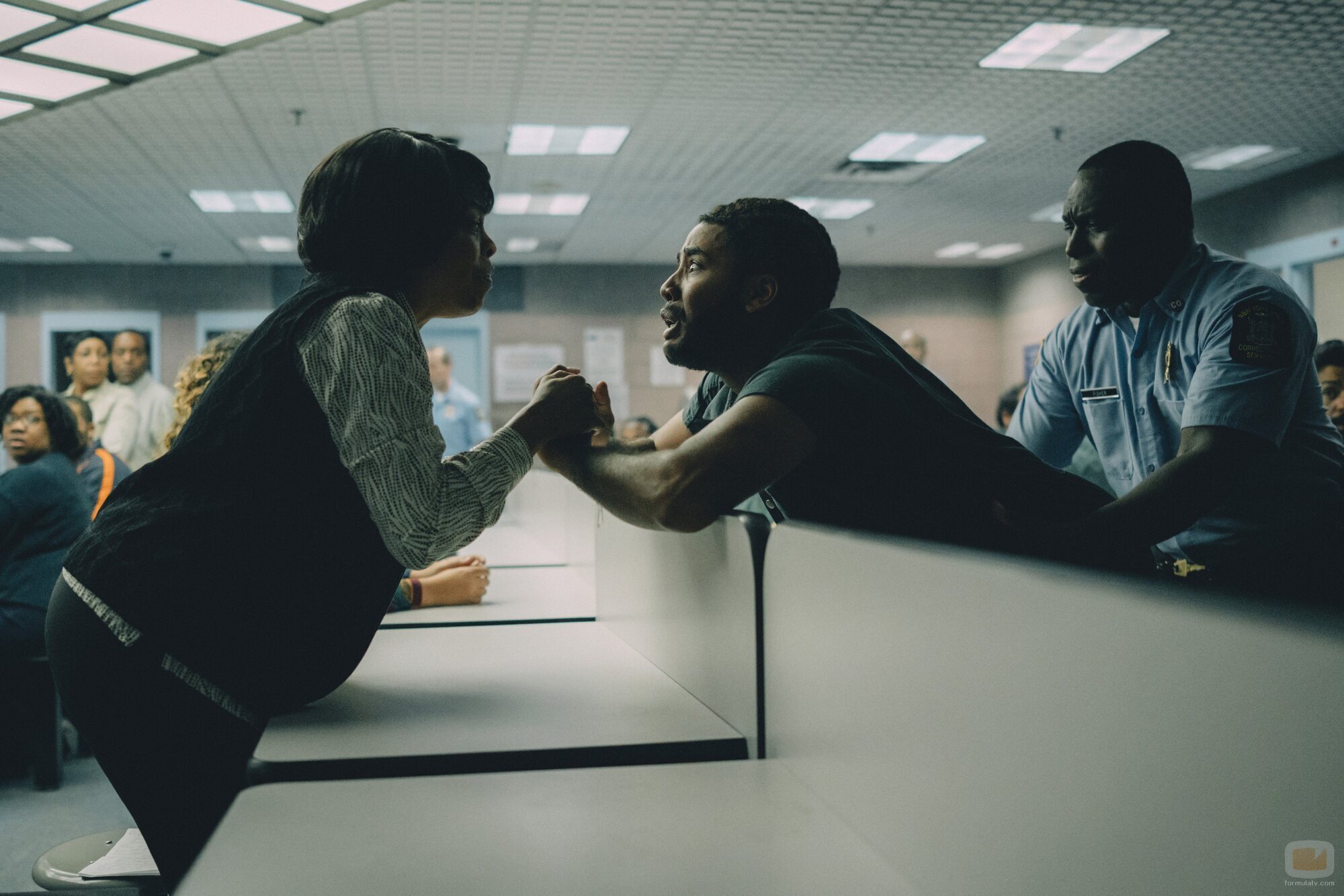Niecy Nash y Jharrel Jerome en el 1x04 de 'When They See Us'