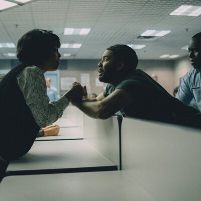 Niecy Nash y Jharrel Jerome en el 1x04 de 'When They See Us'