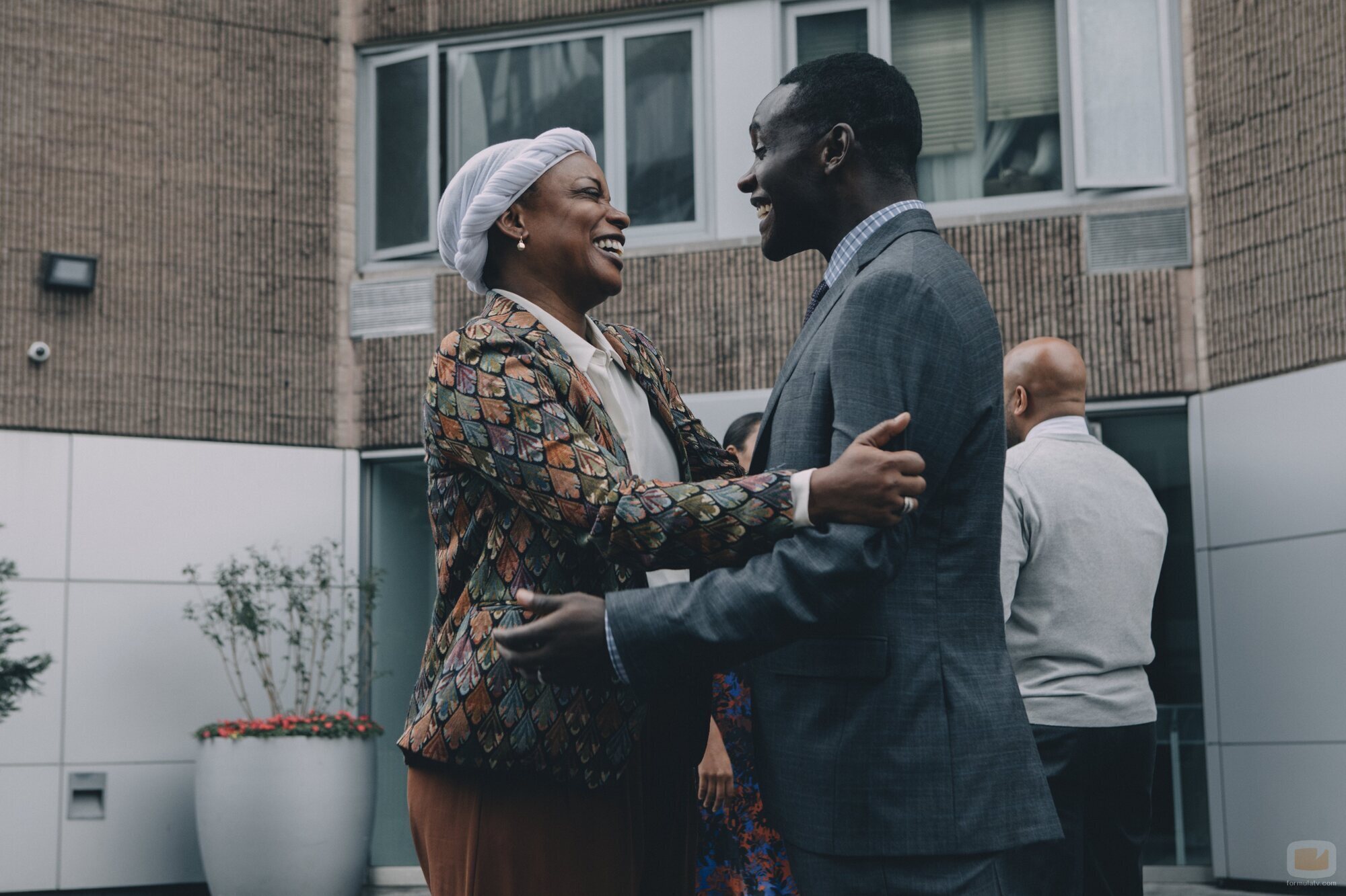 Aunjanue Ellis y Chris Chalk en el 1x04 de 'Así nos ven'