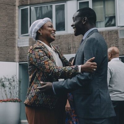 Aunjanue Ellis y Chris Chalk en el 1x04 de 'Así nos ven'