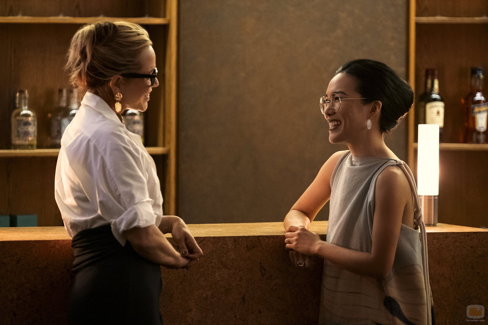 Maria Bello y Ali Wong en 1x01 'Los pájaros no cantan, gritan de dolor' de 'Bronca'