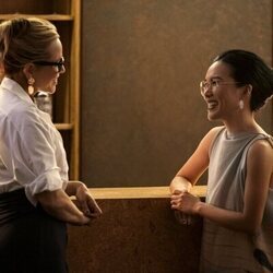 Maria Bello y Ali Wong en 1x01 'Los pájaros no cantan, gritan de dolor' de 'Bronca'