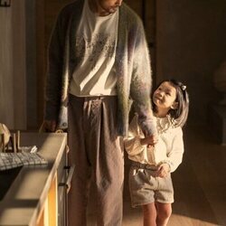Joseph Lee en 1x01 titulado 'Los pájaros no cantan, gritan de dolor' de 'Bronca'