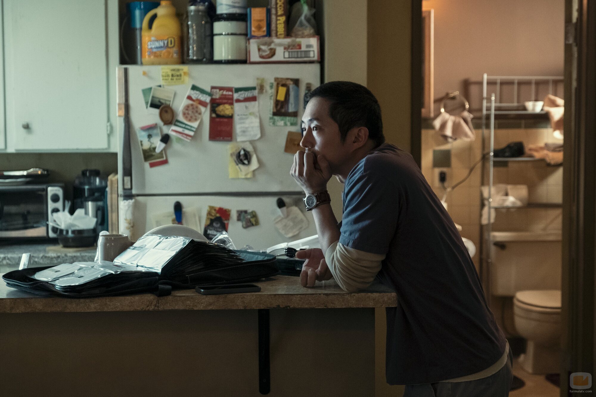 Steven Yeun en el 1x01 de 'Bronca'