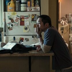 Steven Yeun en el 1x01 de 'Bronca'