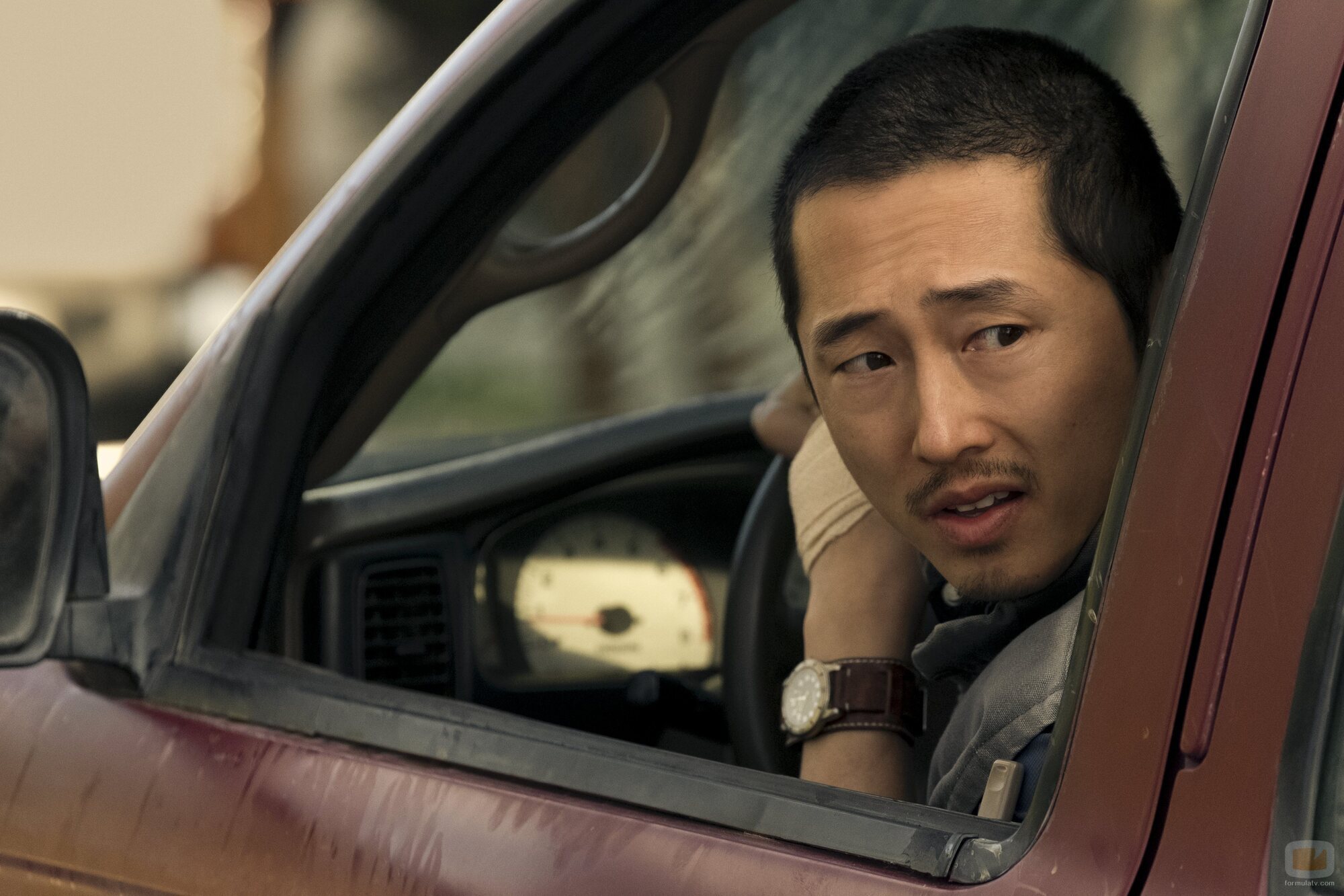 Steven Yeun en 1x01 titulado 'Los pájaros no cantan, gritan de dolor' de 'Bronca'