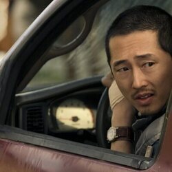 Steven Yeun en 1x01 titulado 'Los pájaros no cantan, gritan de dolor' de 'Bronca'
