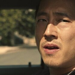 Still de Steven Yeun en el 1x01 de 'Beef'