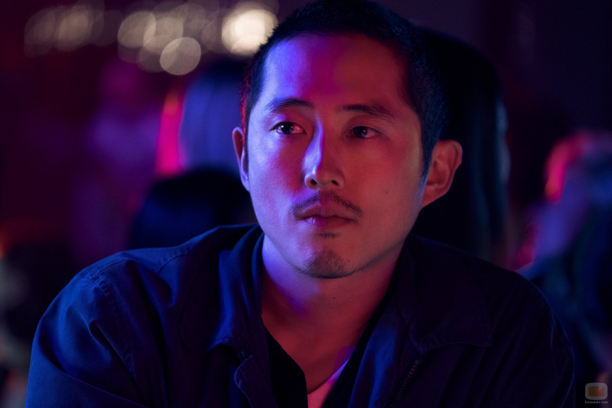 Steven Yeun en 1x02 titulado 'La alegría de estar vivos' de 'Bronca'