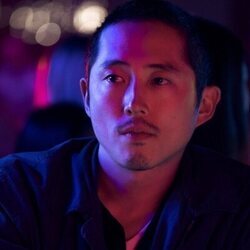 Steven Yeun en 1x02 titulado 'La alegría de estar vivos' de 'Bronca'