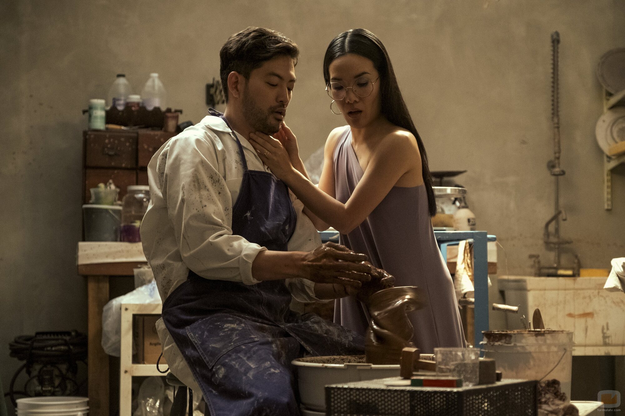 Foto de Ali Wong y Joseph Lee en el 1x02 de 'Beef'