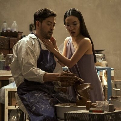 Foto de Ali Wong y Joseph Lee en el 1x02 de 'Beef'