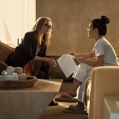 Maria Bello y Ali Wong en el 'Me habita un grito' de 'BEEF'