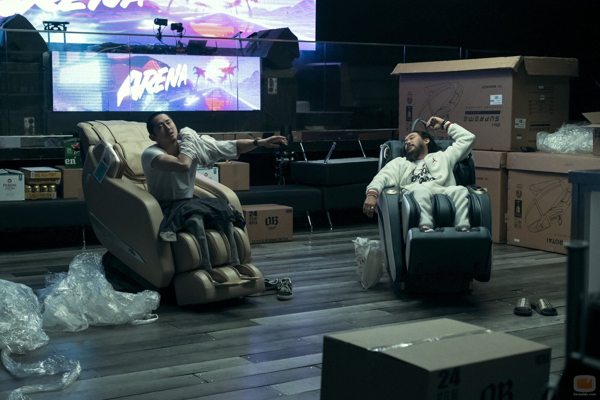 Steven Yeun y Bernard White en 1x03 titulado 'Me habita un grito' de 'Bronca'