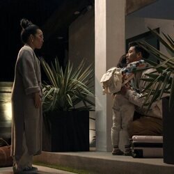 Ali Wong y Joseph Lee en el 1x04 de 'Bronca'