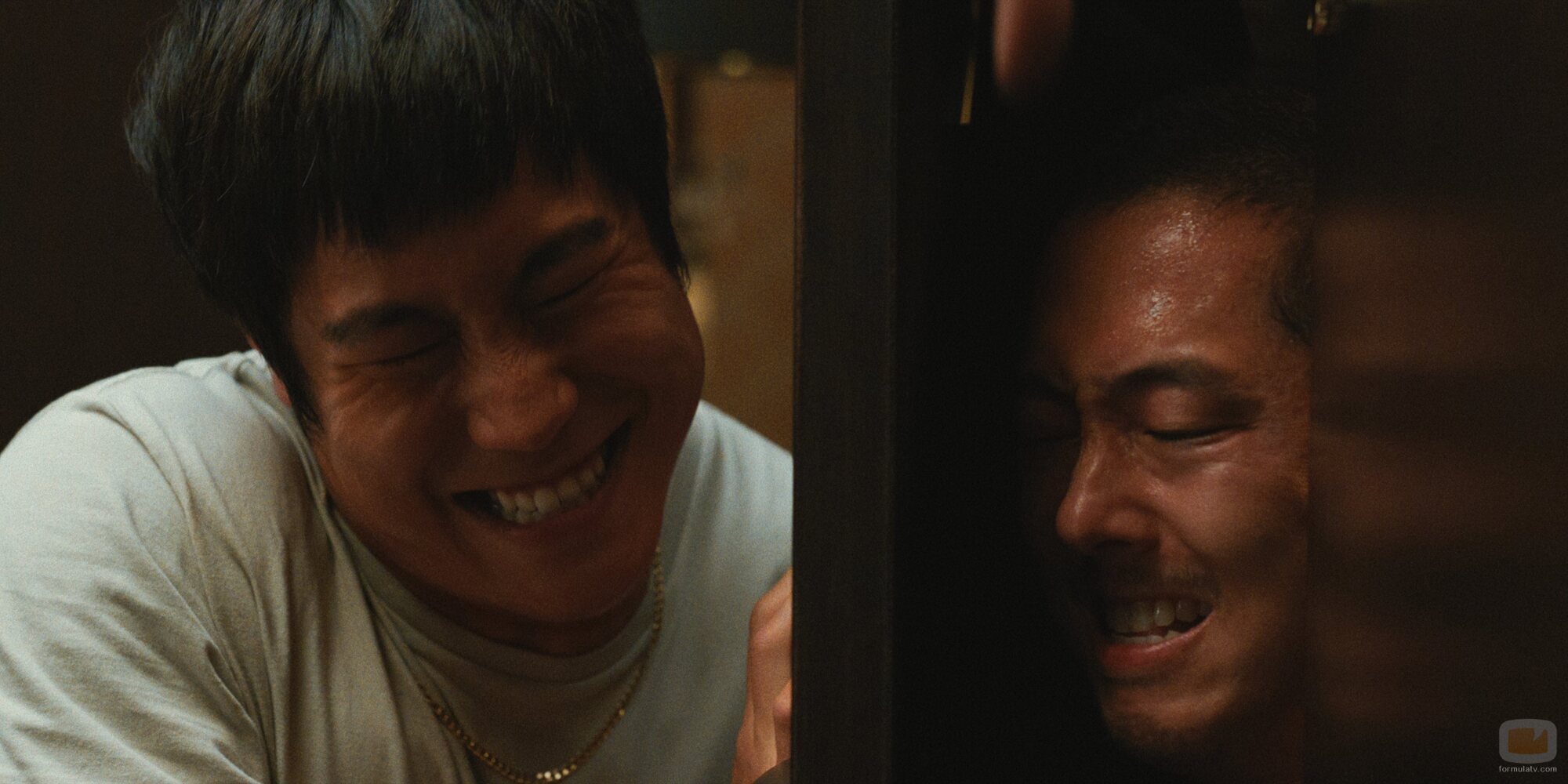 Steven Yeun y Young Mazino en el 'No todo a la vez' de 'BEEF'