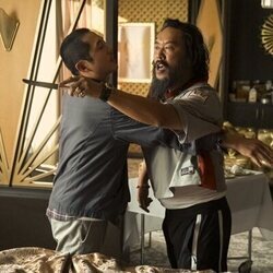 Steven Yeun y David Choe en la temporada 1 y el capítulo 04 de 'Bronca'