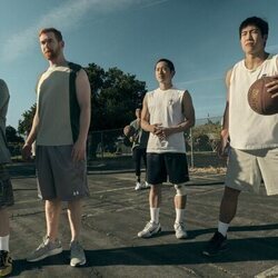 Steven Yeun y Young Mazino en el 1x06 de 'Bronca'