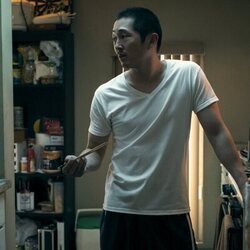 Steven Yeun en la temporada 1 y el capítulo 06 de 'Bronca'