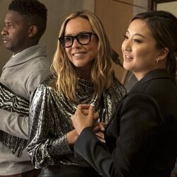 Maria Bello y Ashley Park en el 'Soy una jaula' de 'BEEF'