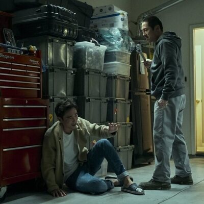 Steven Yeun y Justin H. Min en el 1x08 de 'Beef'