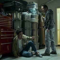 Steven Yeun y Justin H. Min en el 1x08 de 'Beef'