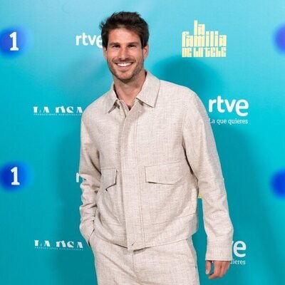 Cesc Escolà posa en la presentación de 'La familia de la tele'