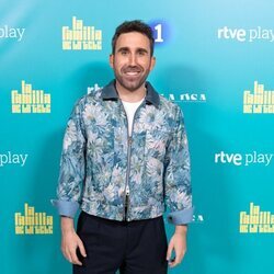 Aitor Albizua posa en la presentación de 'La familia de la tele'