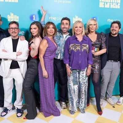 Presentadores, directivos de RTVE y de La Osa posan en la presentación de 'La familia de la tele'