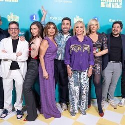 Presentadores, directivos de RTVE y de La Osa posan en la presentación de 'La familia de la tele'