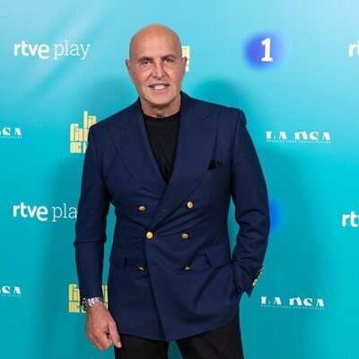 Kiko Matamoros posa en la presentación de 'La familia de la tele'