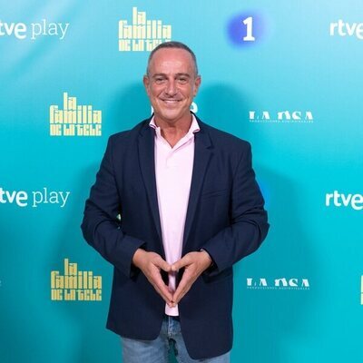 Víctor Sandoval posa en la presentación de 'La familia de la tele'