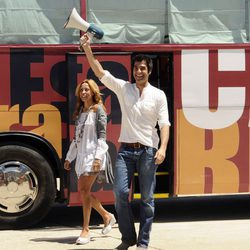 Marisa Gutiérrez y Jorge Fernández frente al autobús de 'Esta casa era una ruina'