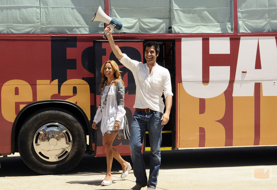 Marisa Gutiérrez y Jorge Fernández frente al autobús de 'Esta casa era una ruina'