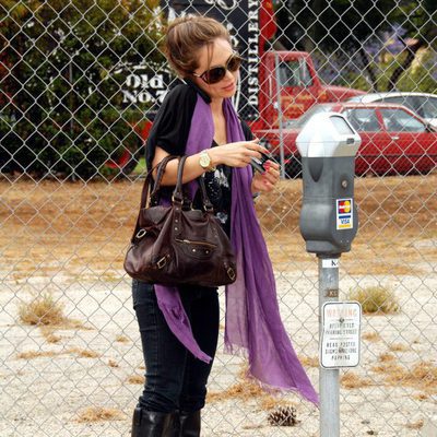 Eliza Dushku echa monedas en el parquímetro