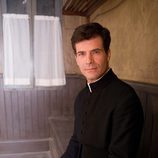 Rodolfo Sancho caracterizado como el Padre Ángel