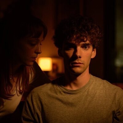 Álvaro Rico y Catalina Sopelana en 1x05 titulado 'Isla de descomposición' de 'El jardinero'