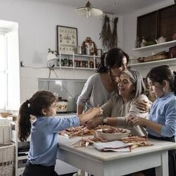 Verónica Sánchez y Ane Gabarain en Capítulo 6 titulado 'Capítulo 6' de 'Ángela'