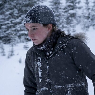 Kaitlyn Dever en 2x01 titulado 'Future Days' de 'The Last of Us'
