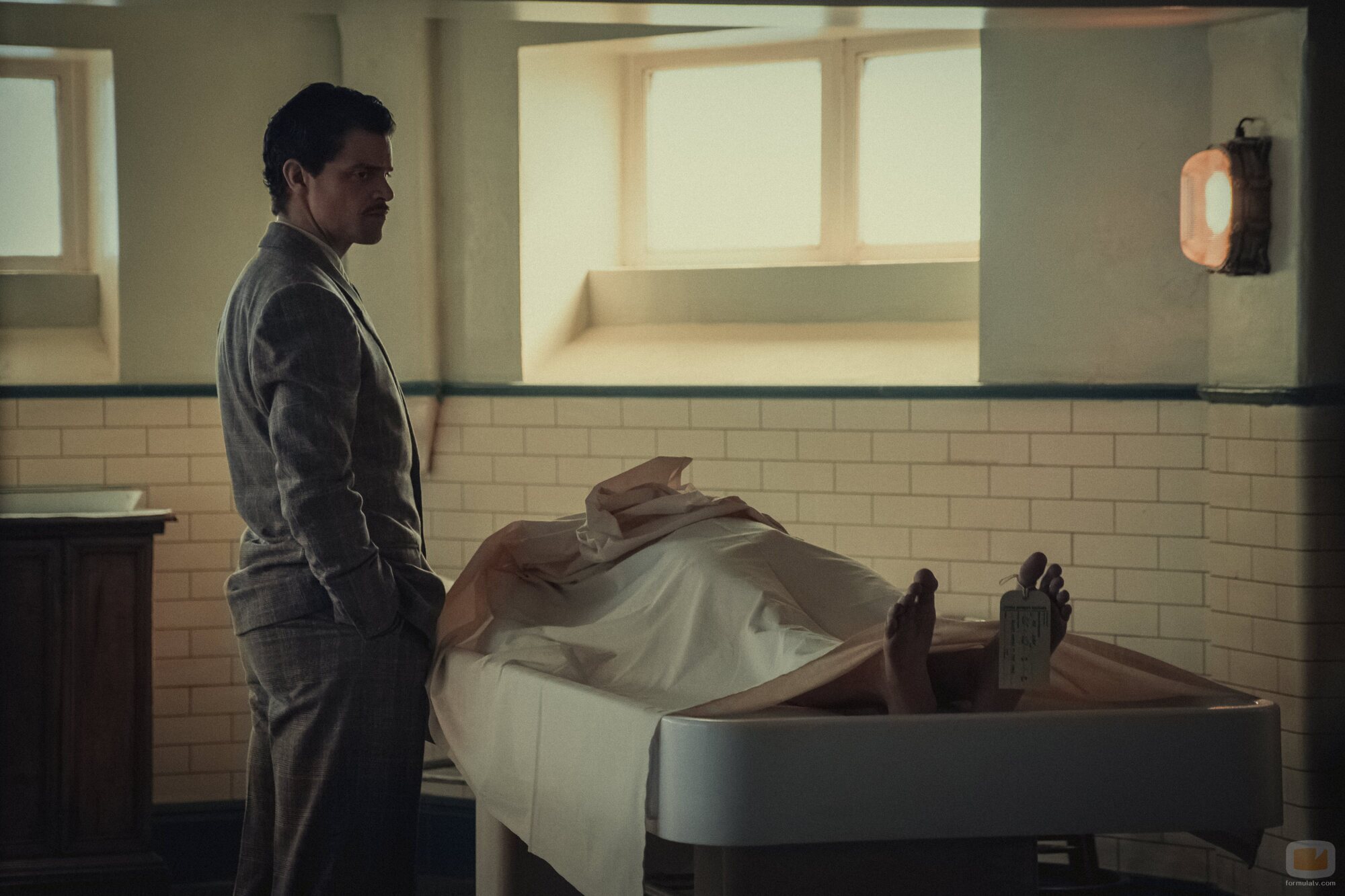 Jacob Fortune-Lloyd en el 1x01 de 'Cadáveres'