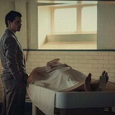 Jacob Fortune-Lloyd en el 1x01 de 'Cadáveres'