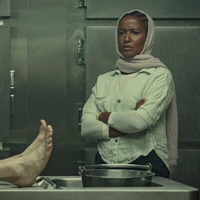 Amaka Okafor en el 1x01 de 'Bodies'