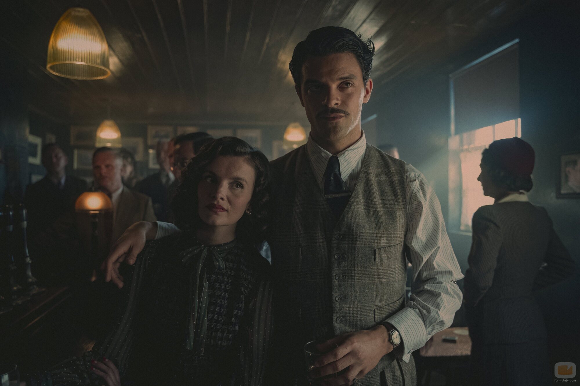 Emily Barber y Jacob Fortune-Lloyd en el 1x02 de 'Cadáveres'