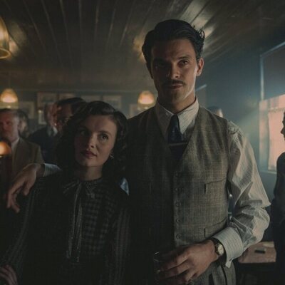 Emily Barber y Jacob Fortune-Lloyd en el 1x02 de 'Cadáveres'