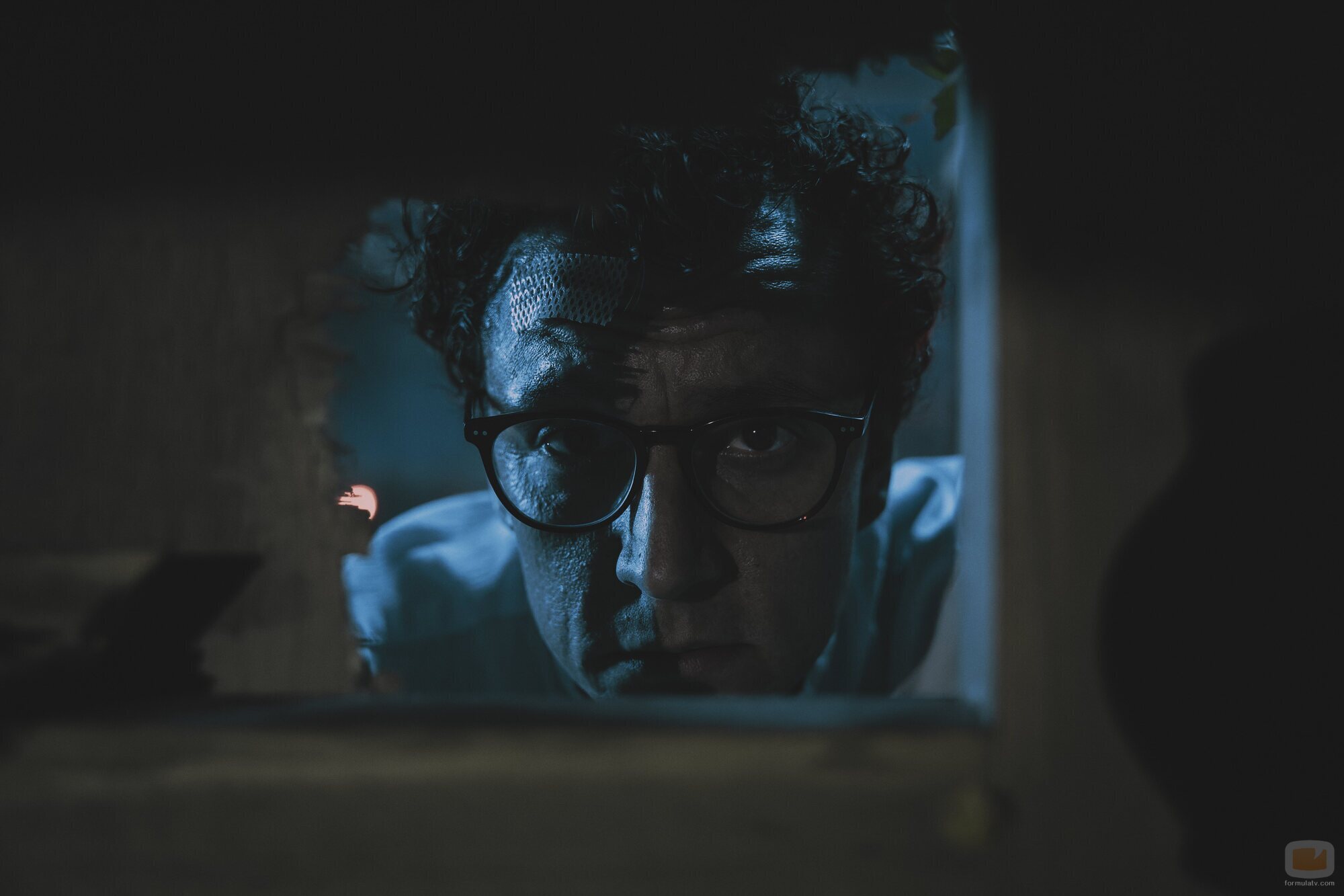 Tom Mothersdale en Capítulo 5 titulado 'Cada uno de nosotros es el fantasma del otro' de 'Cadáveres'