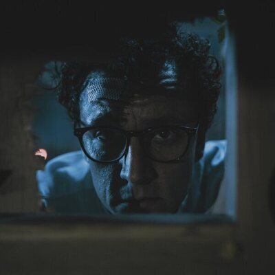 Tom Mothersdale en Capítulo 5 titulado 'Cada uno de nosotros es el fantasma del otro' de 'Cadáveres'