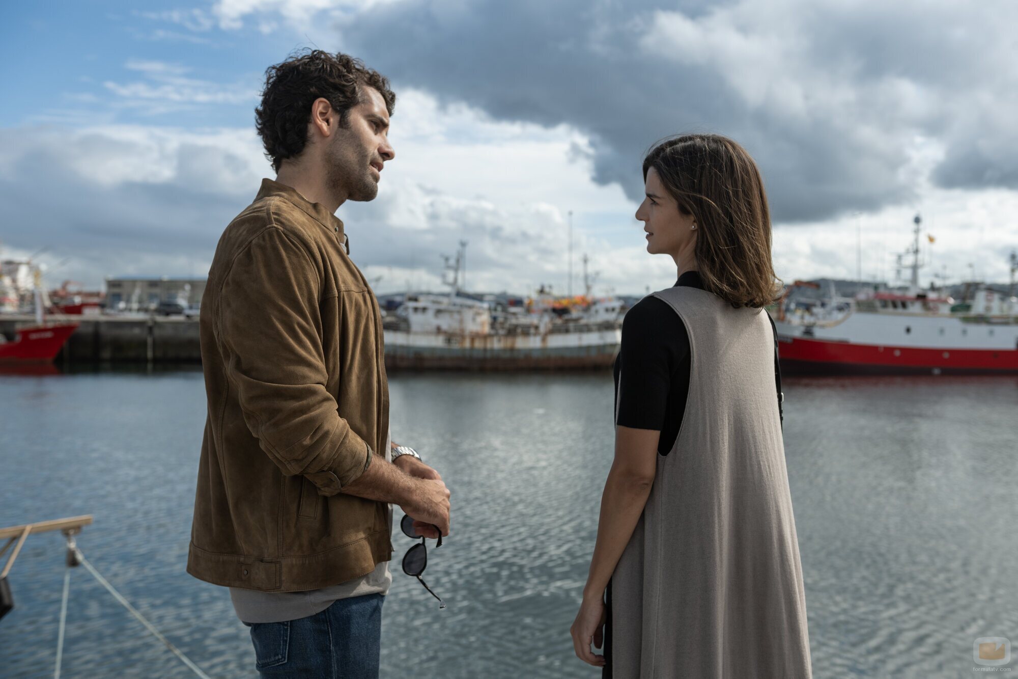 Clara Lago y Tamar Novas en el 1x04 de 'Clanes'