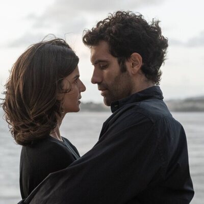 Clara Lago y Tamar Novas en 1x06 'Episodio 6' de 'Clanes'