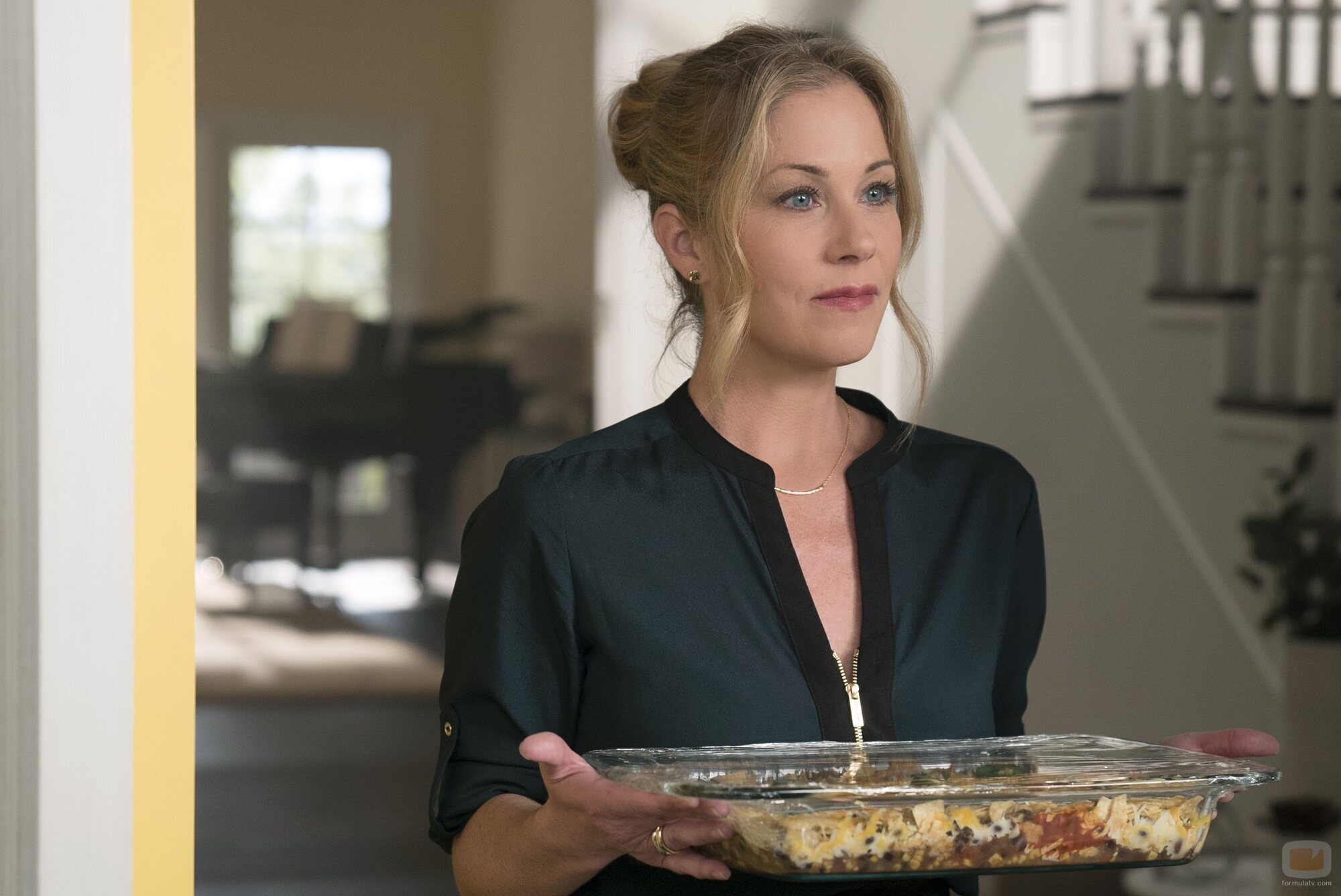 Christina Applegate en 1x01 'Piloto' de 'Dead to Me'